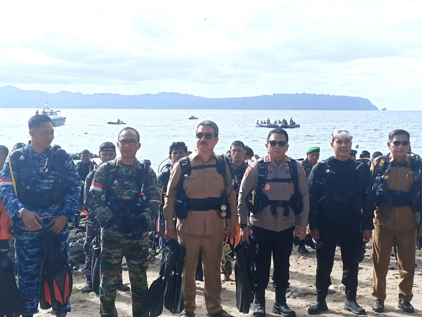 Pengibaran Bendera di Bawah Laut