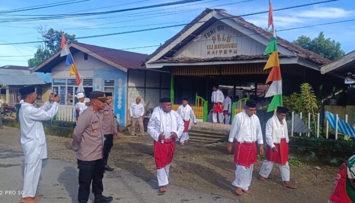 Polsek Leihitu Amankan Prosesi Adat, Pemasangan Kuba Tiang Alif Masjid Tua Wapaue Negeri Kaitetu