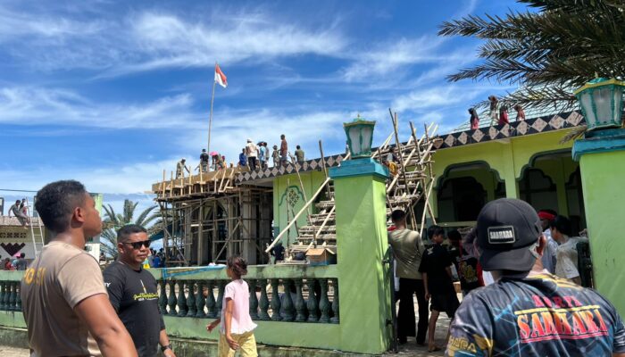TNI-Polri Bersama Masyarakat Gelar Pengecoran Tiang Toreng Masjid Negeri Kailolo