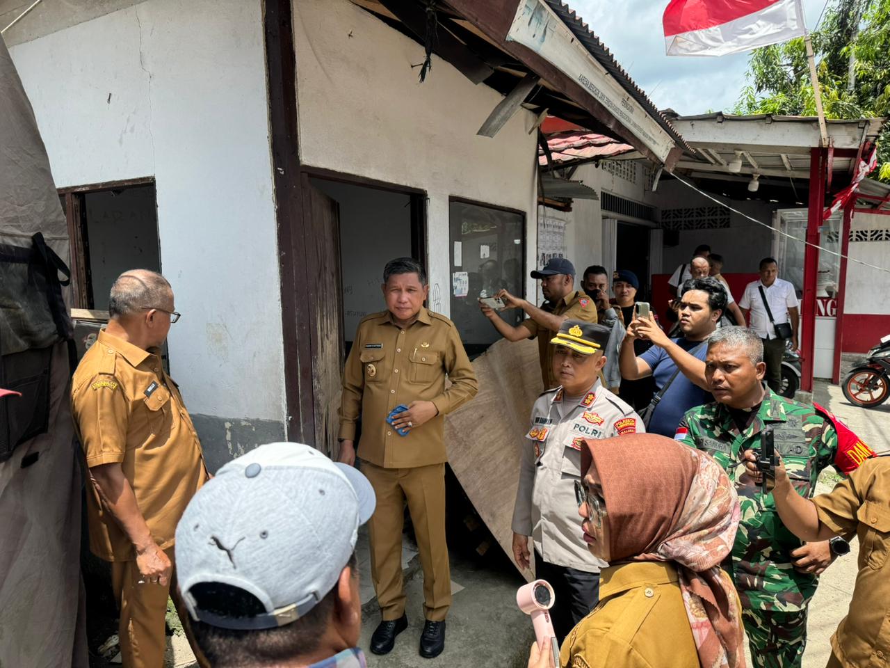 Tinjau Rumah Korban Penyerangan