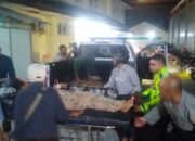 Polsek Leihitu Tanggap Cepat; Evakuasi Seorang Ibu Kontraksi kehamilan di Speedboat