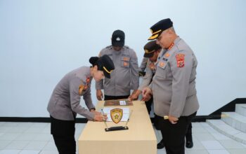 Polresta Ambon Gelar Upacara Penandatanganan Kontrak Kerja 2026