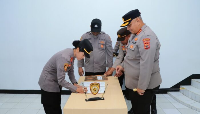 Polresta Ambon Gelar Upacara Penandatanganan Kontrak Kerja 2026