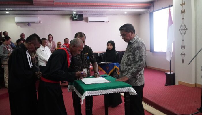 Walikota Lantik 4 Saniri Negeri dan 2 BPD di Kota Ambon 