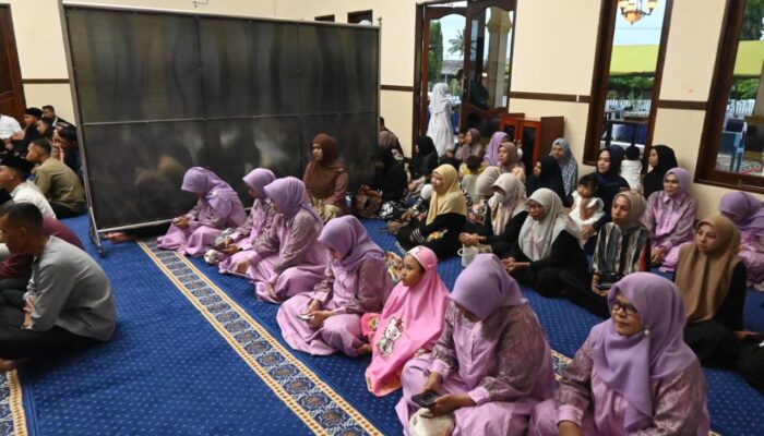 Malam Nuzulul Quran dan Bukber Lanud Pattimura, Danlanud Beri Santunan Anak Yatim