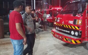 Kapal Ikan Terbakar di Seilale Polsek Nusaniwe Bergerak Cepat Penanganan Awal
