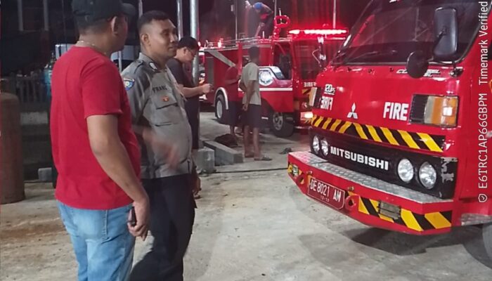 Kapal Ikan Terbakar di Seilale Polsek Nusaniwe Bergerak Cepat Penanganan Awal