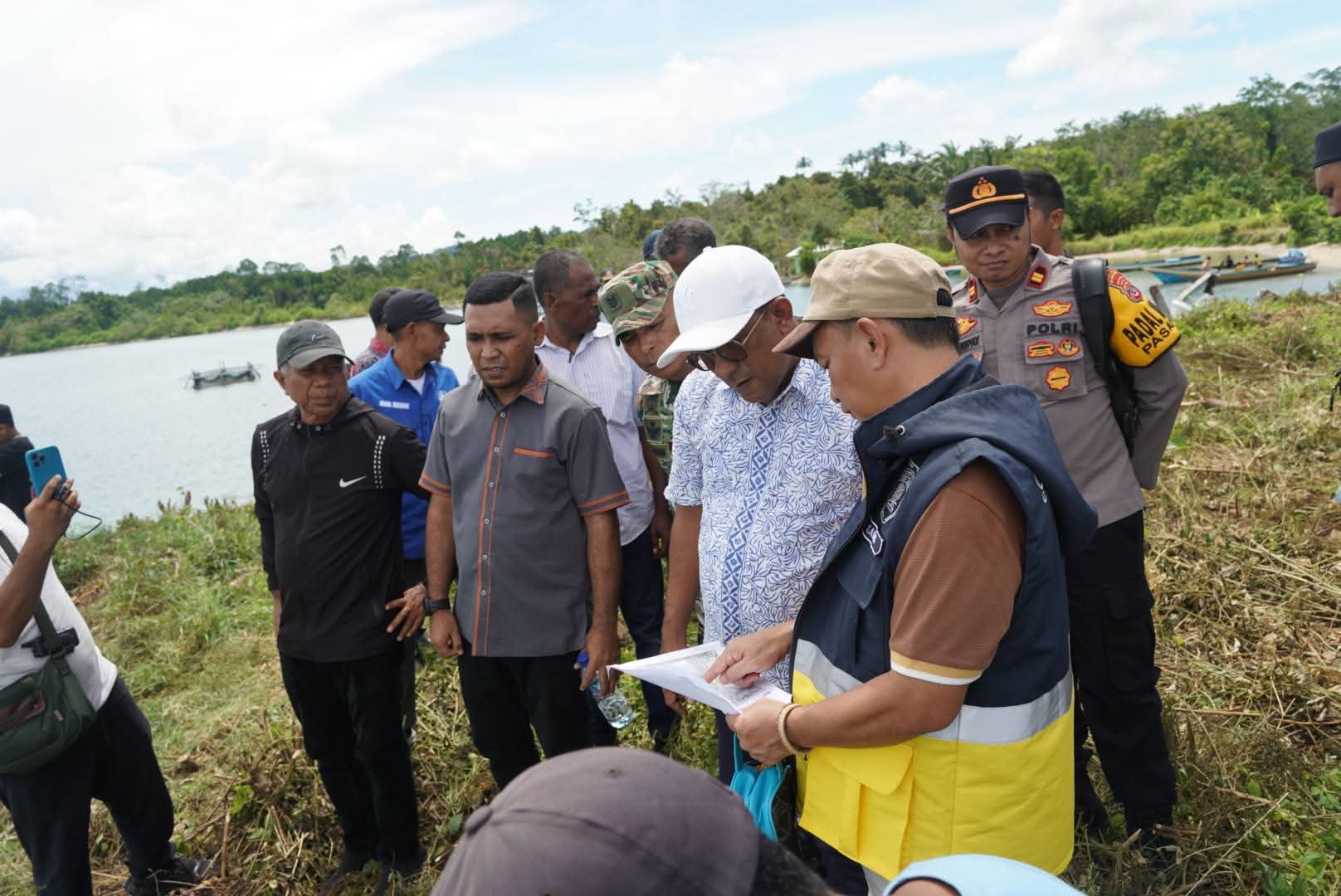 Tinjau Lokasi Persiapan Pelabuhan