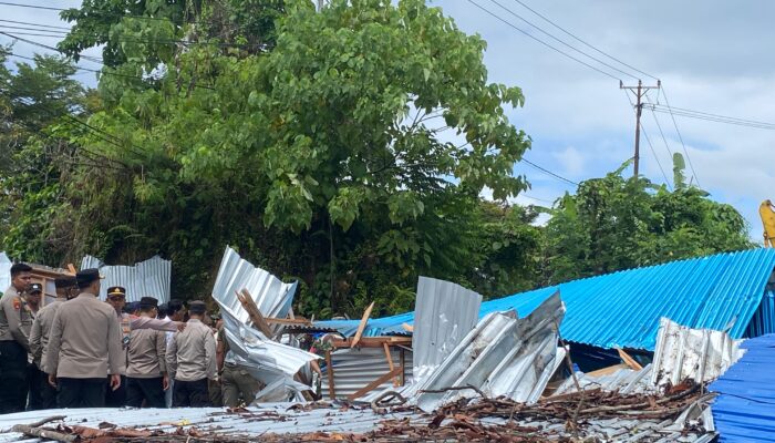 Personel Gabungan TNI-Polri dan Satpol PP Amankan Penertiban Kios Ilegal di Kawasan Pemda III Tihu