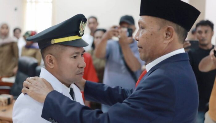 Sekda Maluku Tengah Lantik Dua Raja dan Sembilan Penjabat Negeri