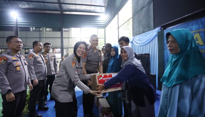 Sespimma Polri Angkatan 75 Bagi Sembako dan Santuni Anak Yatim di Polres Sumedang