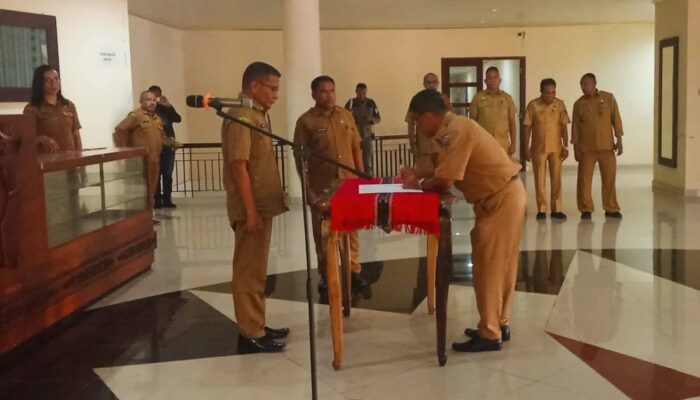 Sekda Tanimbar Lantik Pj Kepala Desa Amdasa; Tekankan Pelayanan Masyarakat Tetap Berjalan Optimal