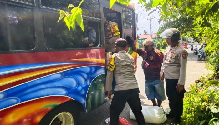 Polsek Salahutu Amankan 200 Liter Sopi dari Mobil Angkutan Umum