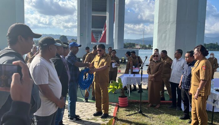 Salurkan Bantuan Perikanan Wattimena Ingatkan Jangan Jual Aset
