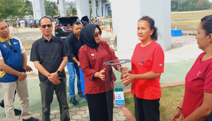 UT Ambon Serahkan Booth Kontainer dan Komposter UMKM Pantai Galala