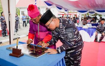 Komandan Kodaeral IX dan Uskup Seno Resmi dan Berkati Gereja Katolik Santo Aloysius Gonzaga di Kesatrian TNl AL Tawiri