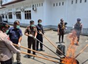 Kejari Maluku Tengah Musnahkan 18 Item Barang Bukti dari 9 Perkara Inkracht