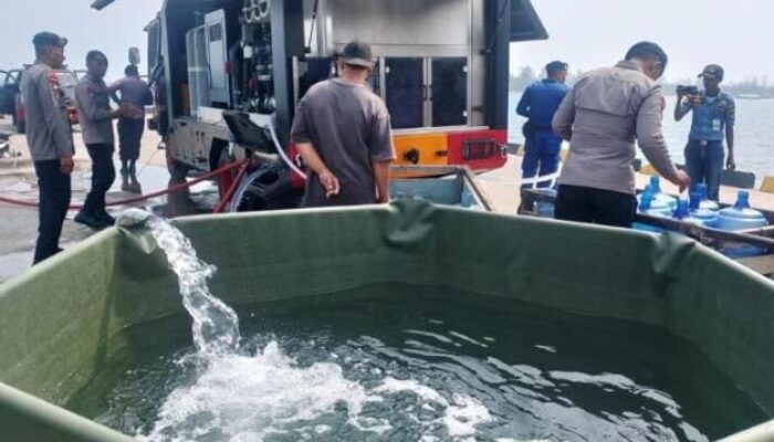 Hadapi Kemarau Panjang Brimob Sulap Air Laut Jadi Air Layak Minum