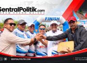Bupati Malteng Jawab Aspirasi Warga Saparua Timur, Serahkan 966 Dokumen Kependudukan