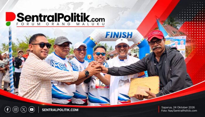 Bupati Malteng Jawab Aspirasi Warga Saparua Timur, Serahkan 966 Dokumen Kependudukan
